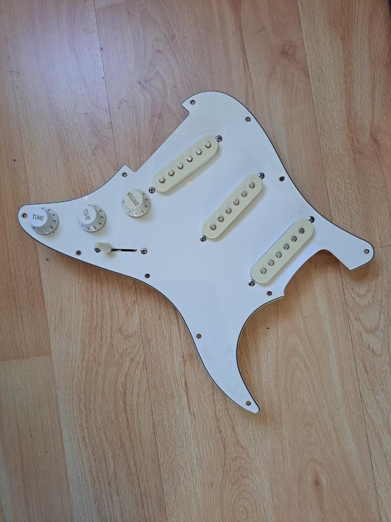 Stratocaster Pickguard met Pickups en Elektronica, Ophalen of Verzenden