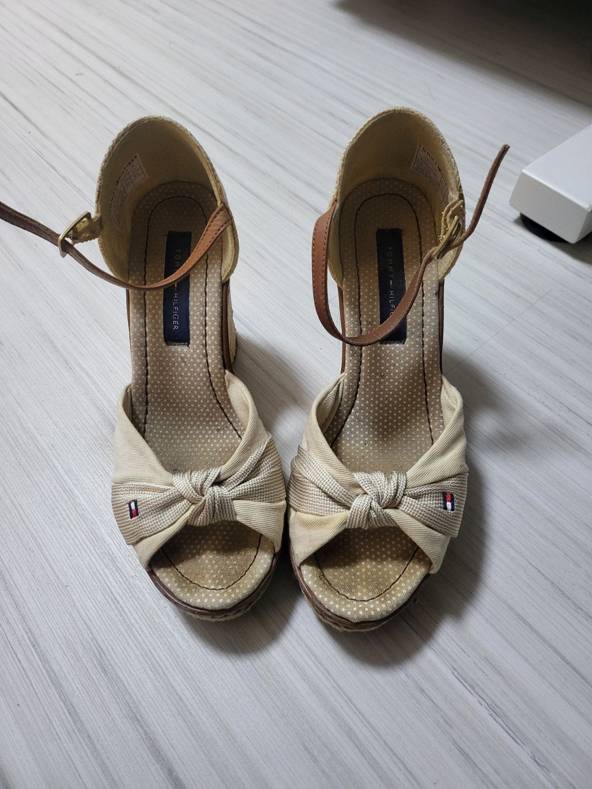 Tommy Hilfiger sleehakken - Maat 36, Beige, Gedragen, Tommy Hilfiger, Sandalen of Muiltjes
