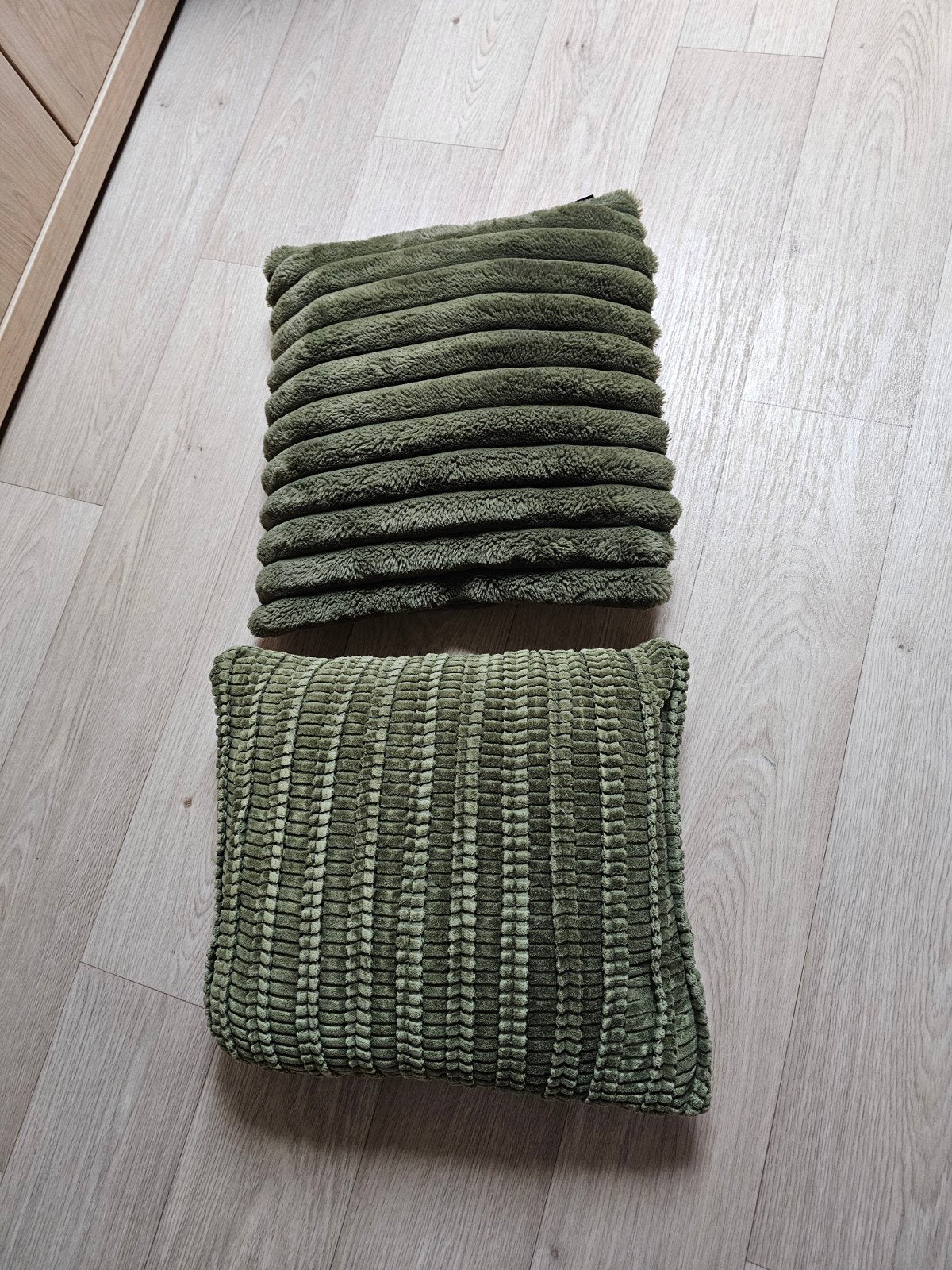 2 groene sierkussens, Ophalen, Zo goed als nieuw, Groen, Vierkant