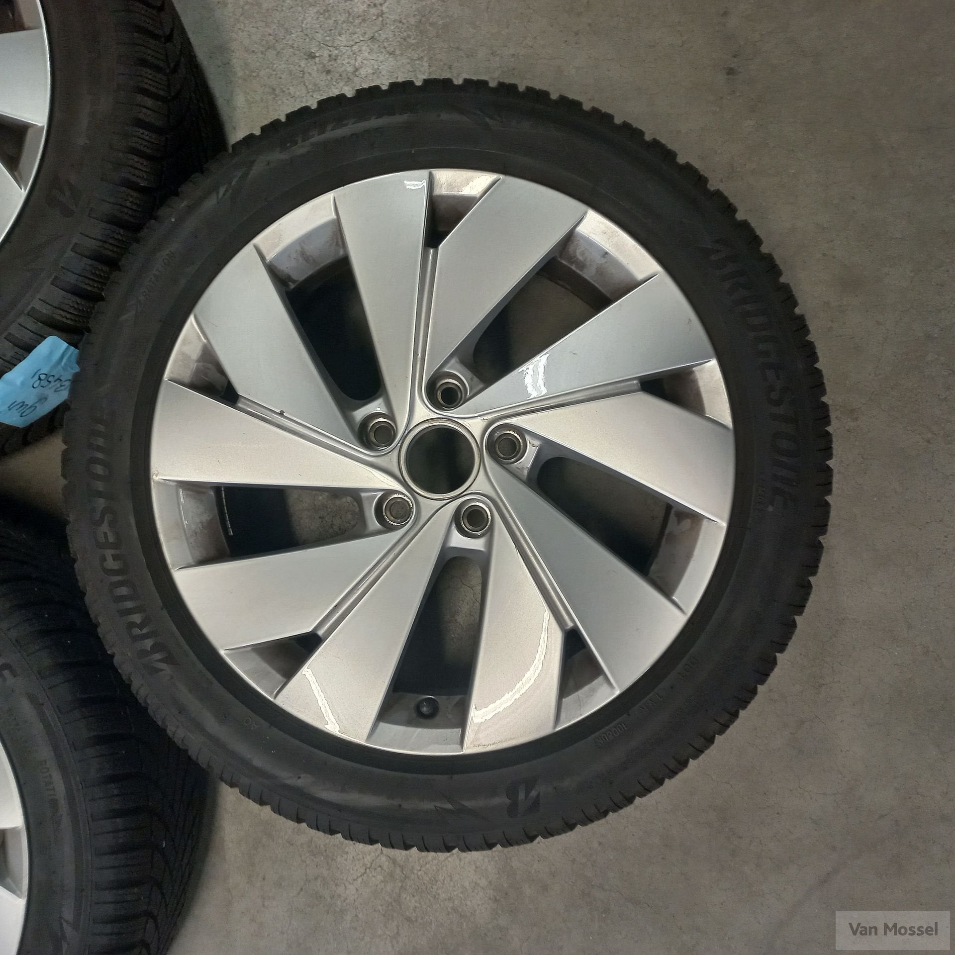 Volkswagen Golf Bridgestone Blizzak LM005 205/50/R17 93H, Gebruikt, -, -, Banden en Velgen