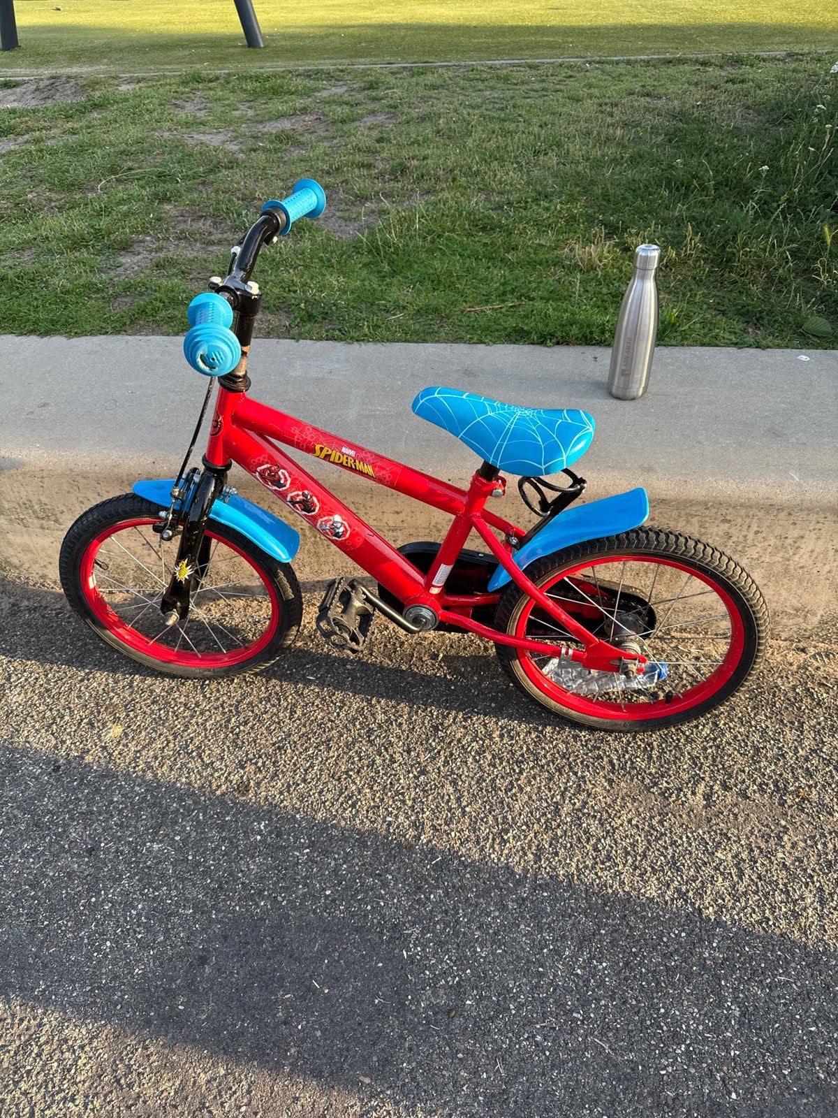 Spiderman kinderfiets met zijwieltjes - 16 inch, Ophalen, Terugtraprem, Zijwieltjes, 16 tot 20 inch