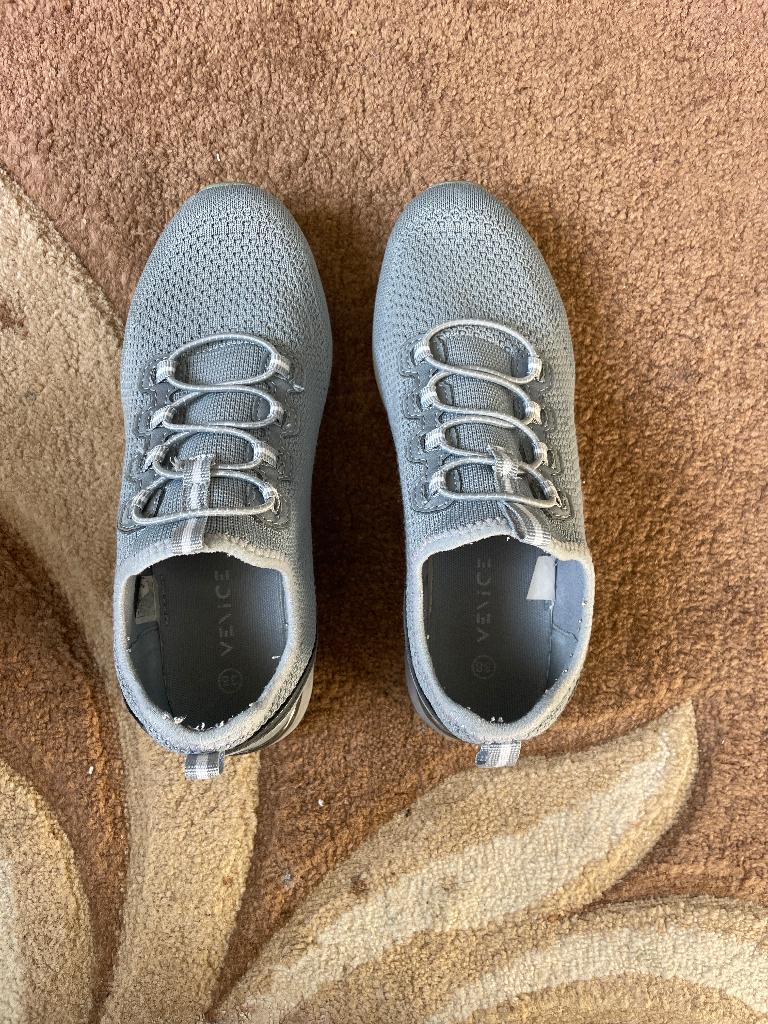 Grijze schoenen maar 38, Kleding | Dames, Overige Dameskleding, Zo goed als nieuw, Ophalen of Verzenden