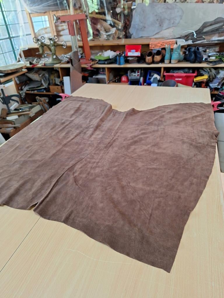 Mooie rundersuede, 25 euro per huid, groot., Bruin, Leer of Kunstleer, Nieuw, Ophalen of Verzenden