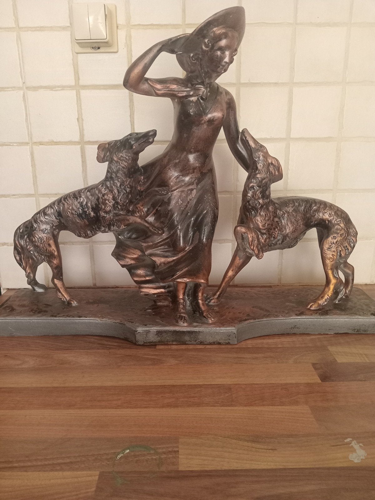 Bronzen beeld vrouw met twee honden, Ophalen, 20 - 50 cm, Beeld, Bruin