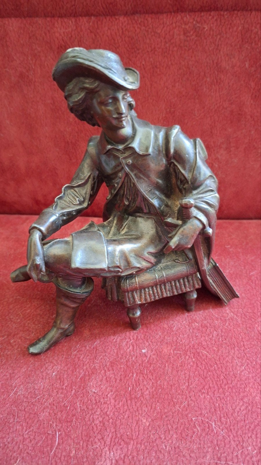 Bronzen beeld van zittende man in 17e-eeuwse kleding, Ophalen of Verzenden, 20 - 50 cm, Beeld, Bruin