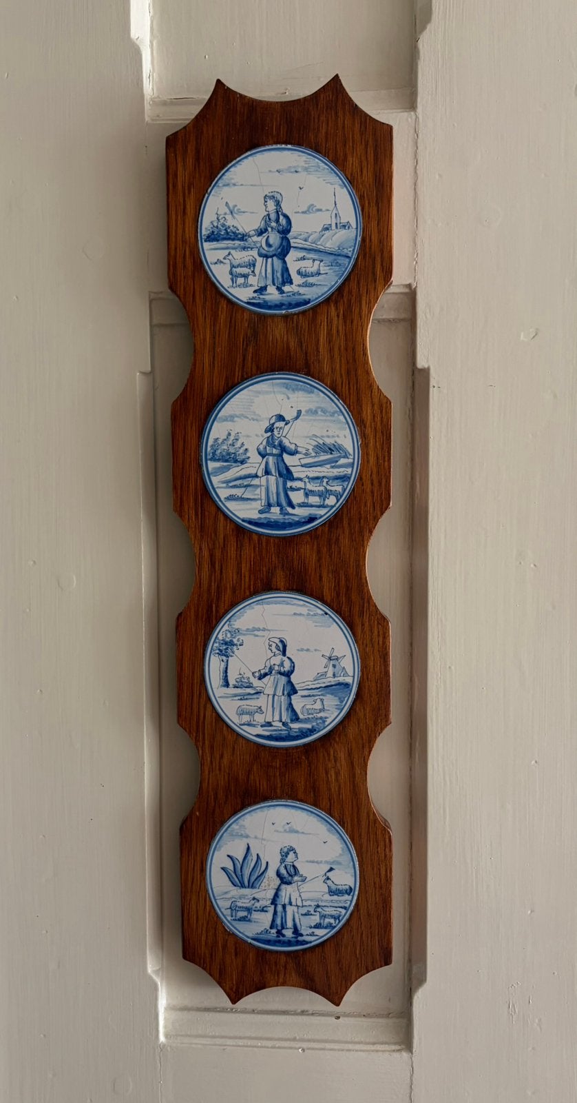 Antieke lijst met 4 ronde Delfts blauwe tegels, 1900, Ophalen of Verzenden