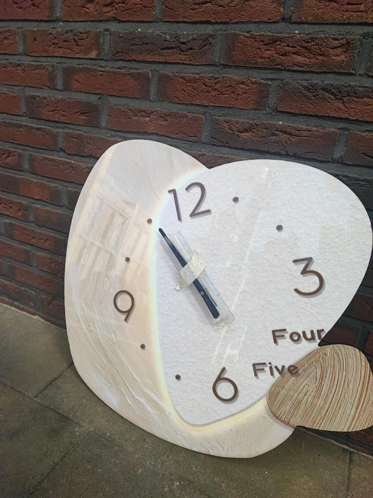 Nieuwe decoratieve wandklok met uniek design, Huis en Inrichting, Woonaccessoires | Klokken, Ophalen of Verzenden, Nieuw, Analoog