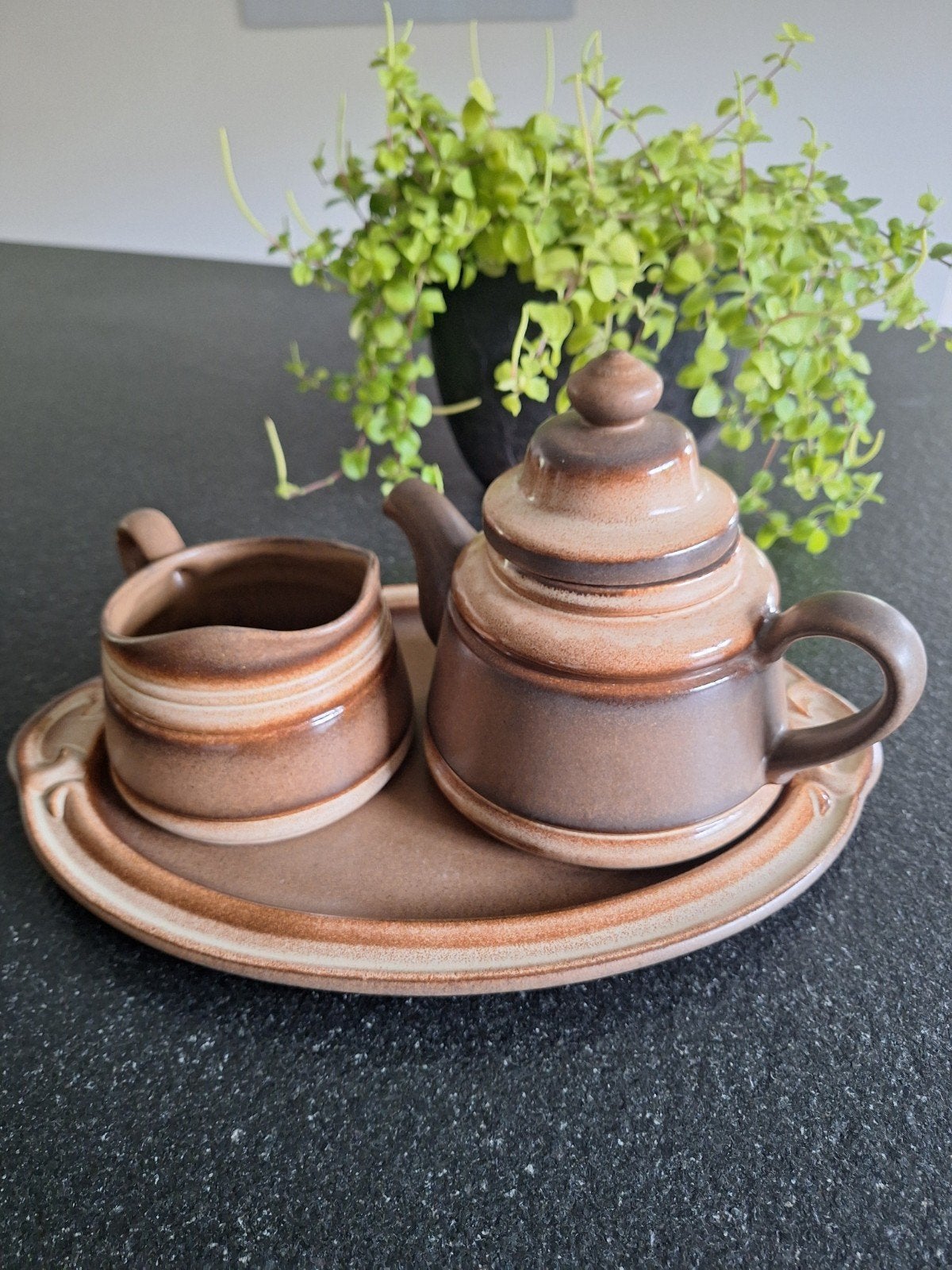 Vintage Gerzit theepot en melkkan set op dienblad, Huis en Inrichting, Keuken | Servies, Gebruikt, Keramiek, Overige typen, Ophalen of Verzenden