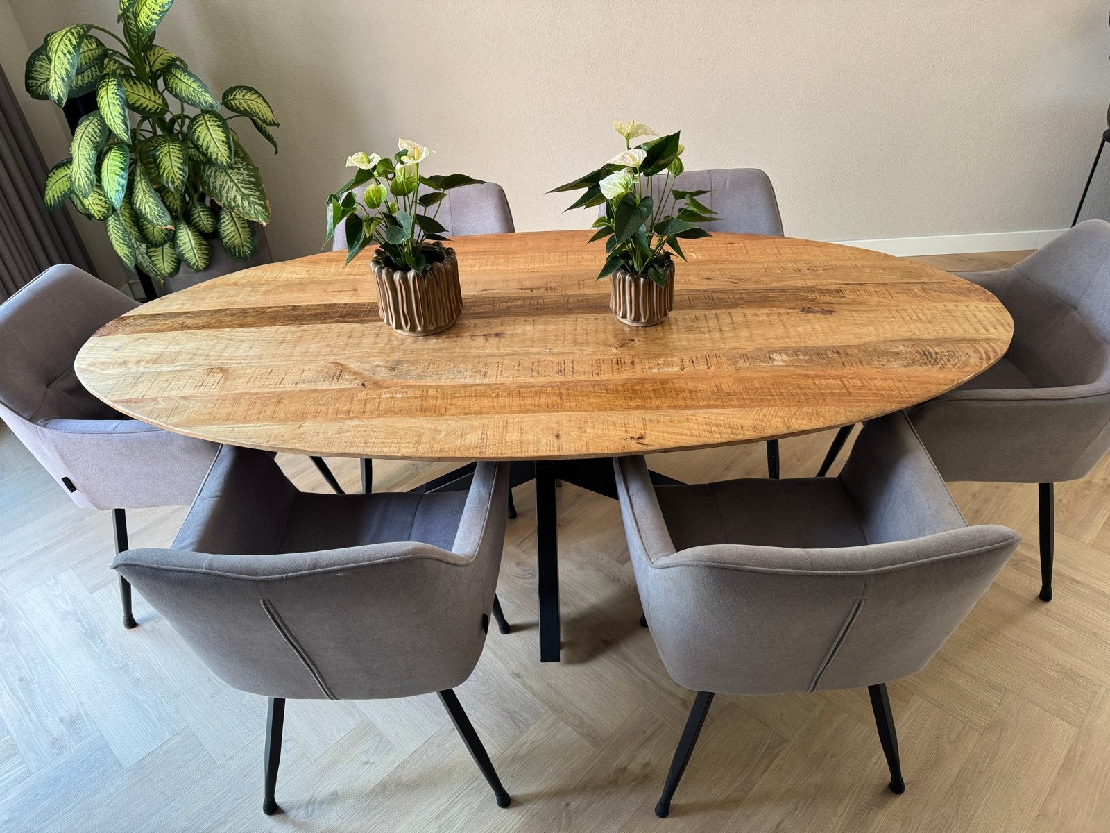 Ovale eettafel van mangohout met zwart metalen onderstel, Huis en Inrichting, Ophalen, 200 cm of meer, 50 tot 100 cm, Zo goed als nieuw