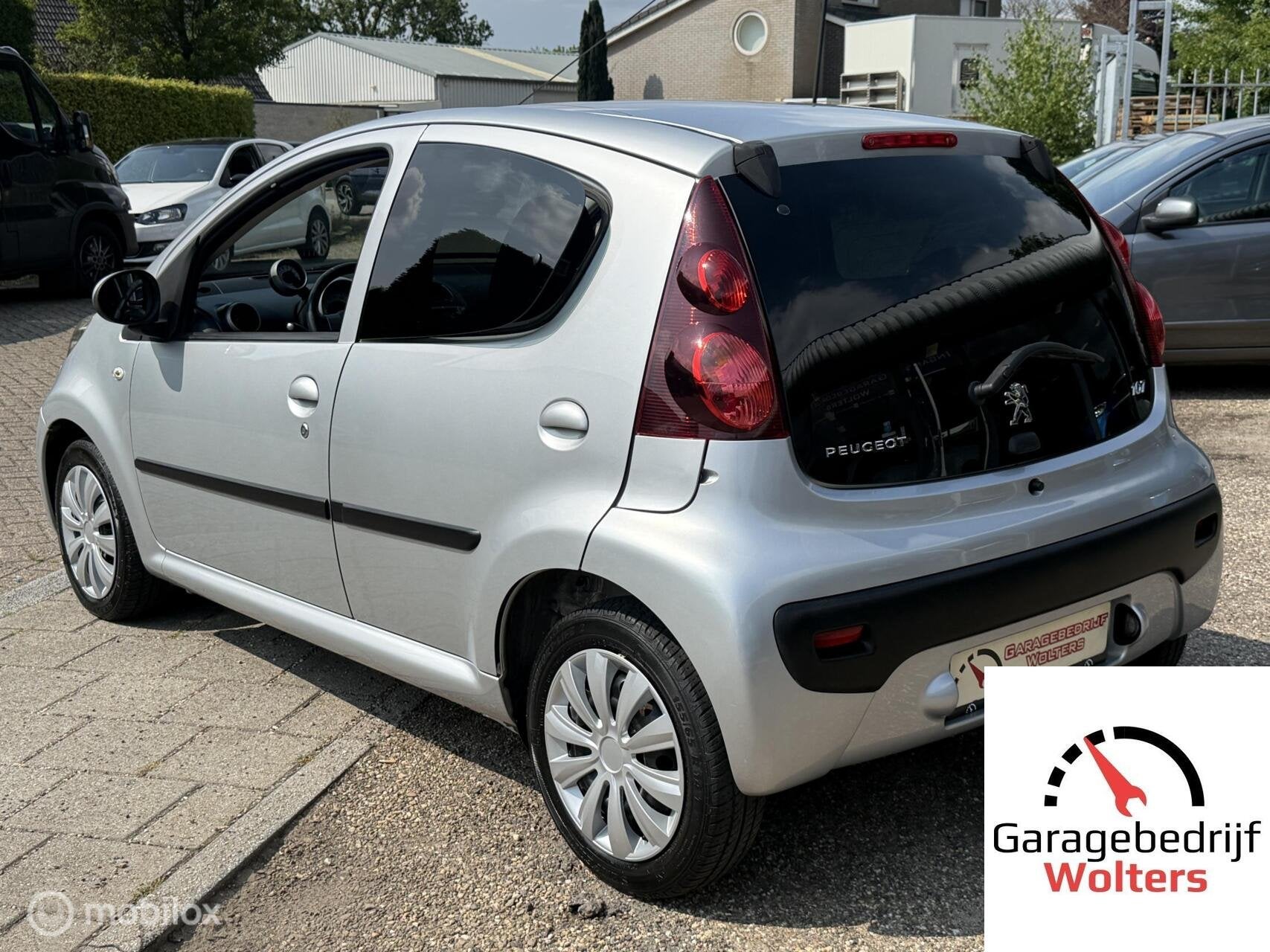 Peugeot 107 1.0 Sportium AIRCO 5DRS NW APK GARANTIE, Voorwielaandrijving, Stof, Gebruikt, Zwart