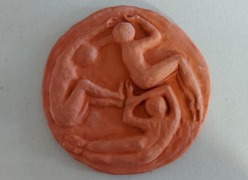 Wandplaquette relief klei 3 vrouwen inspiratie Matisse, Antiek en Kunst, Groep mensen, Handgemaakt, Ophalen of Verzenden, Wanddecoratie