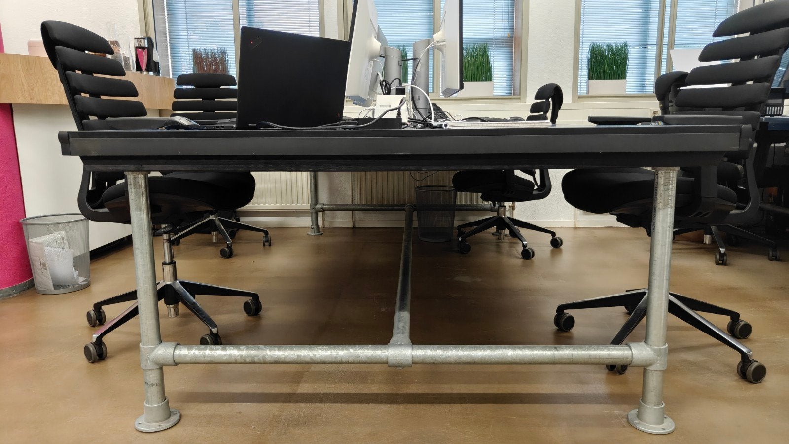 Groot bureau van steigerbuis met stopcontacten, Huis en Inrichting, Ophalen, 153 cm, Kabelgoot, 274 cm