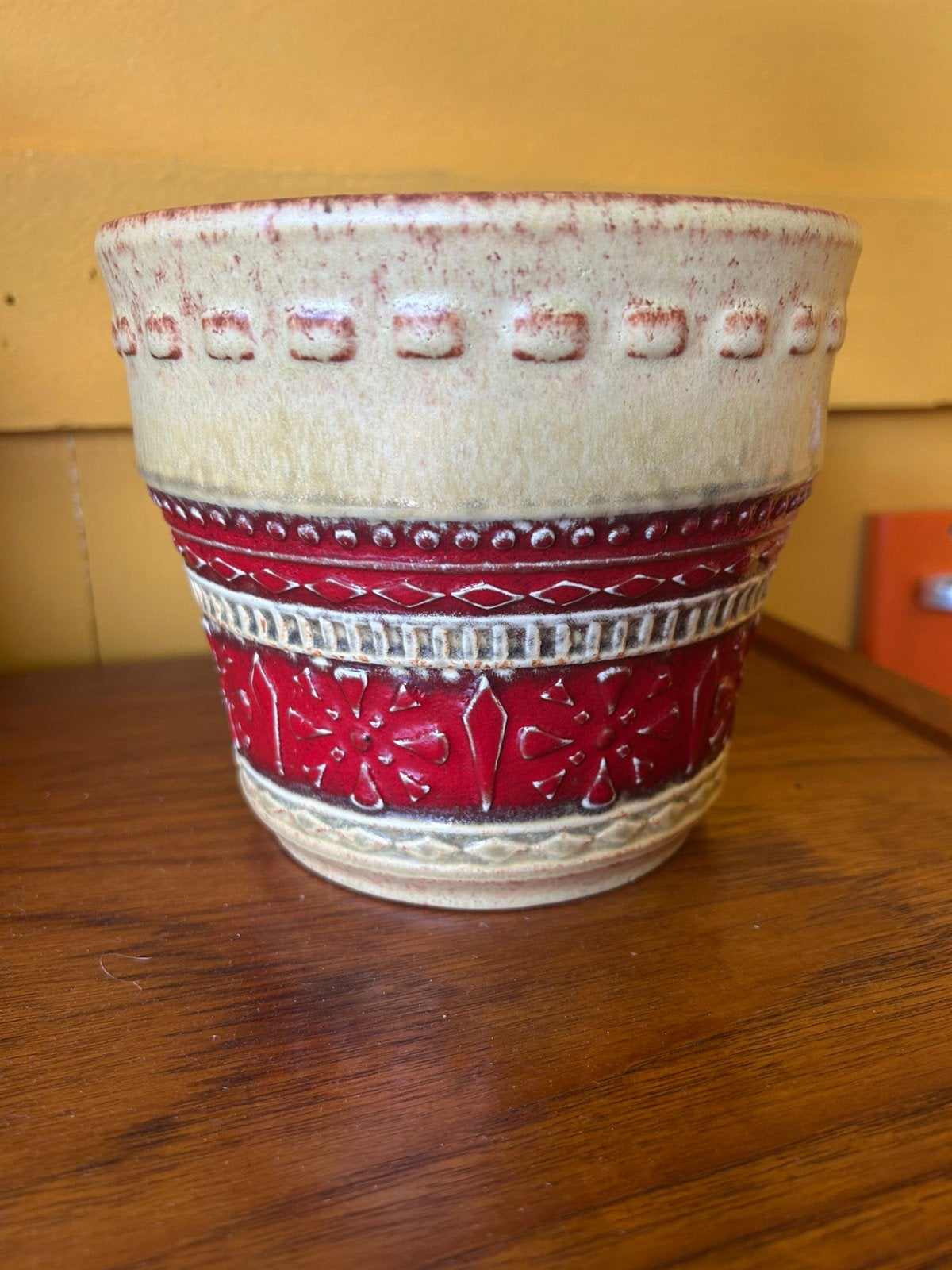 Vintage jaren 70 rood beige jasba bloempot met relief, ?, Zo goed als nieuw, Aardewerk, ?