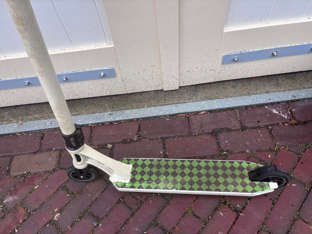 Stuntstep met groen/zwart grip en ODI handvatten, Fietsen en Brommers, Steps, Ophalen, Gebruikt, Gewone step