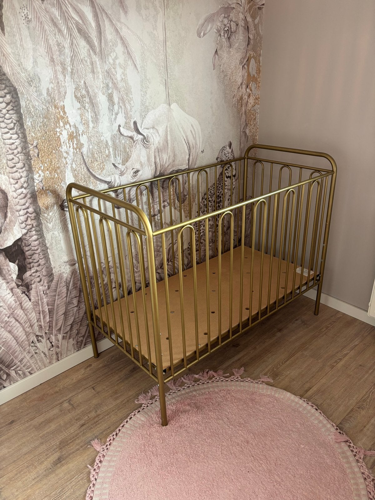 Gouden Ledikantje voor Baby - Zo goed als nieuw, Kinderen en Baby's, Kinderkamer | Bedden, Ophalen, Zo goed als nieuw, Lattenbodem