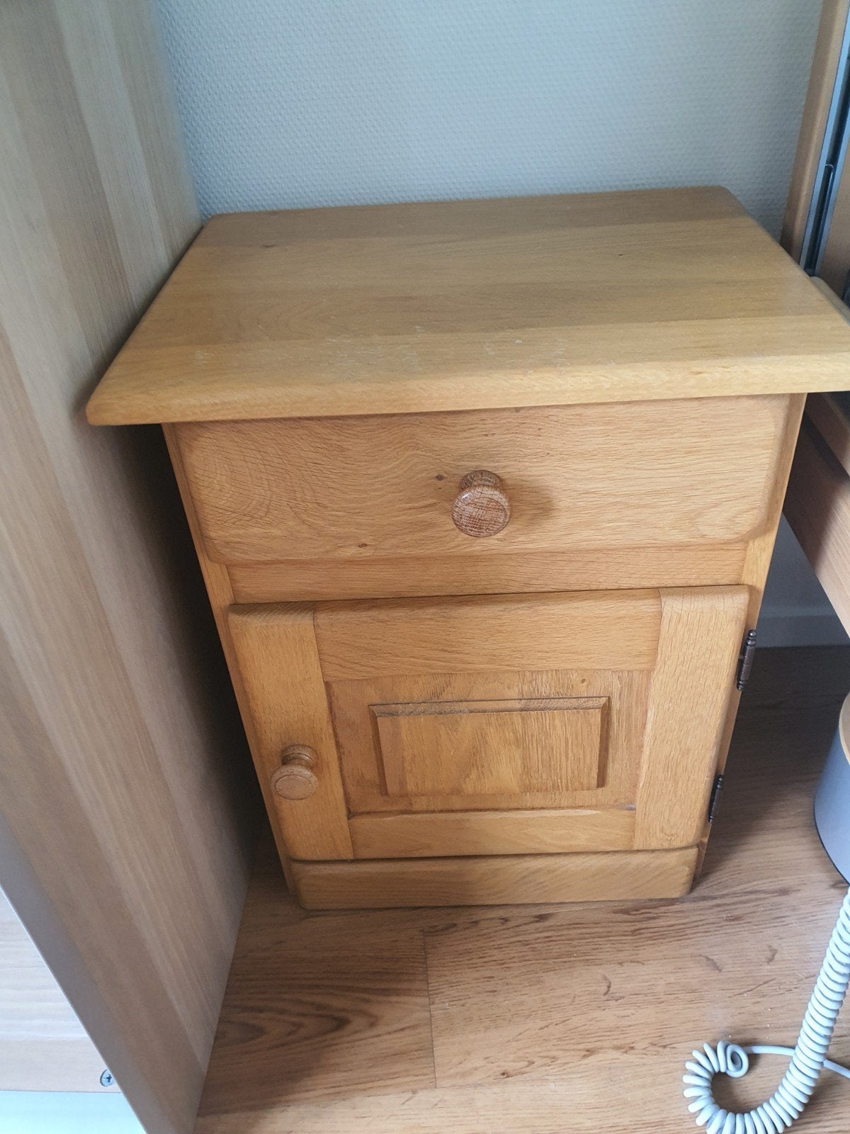 Keurige blank eiken massief nachtkastje hoog/laagbed, Ophalen, Minder dan 45 cm