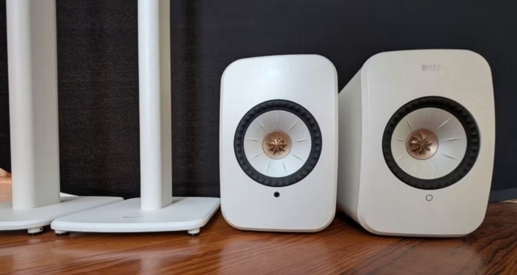 KEF LSX II met S1 standaarden, Mineral White