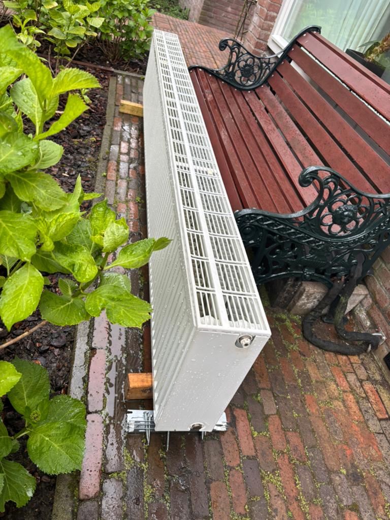 T33 radiator - 40cm hoog x 240cm lang, Doe-het-zelf en Verbouw, Verwarming en Radiatoren, Ophalen, 30 tot 80 cm, Radiator, 150 cm of meer