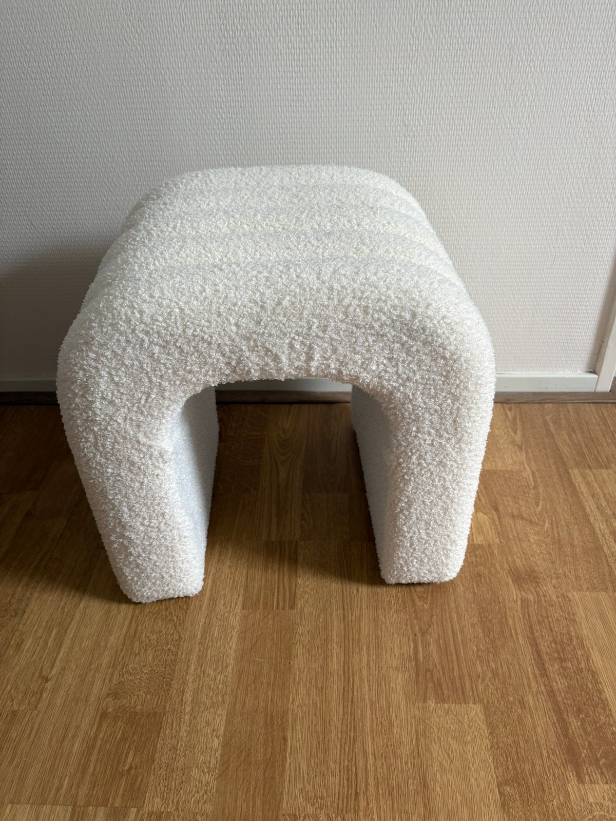 Poef wit, Huis en Inrichting, Ophalen, Zo goed als nieuw, Hout