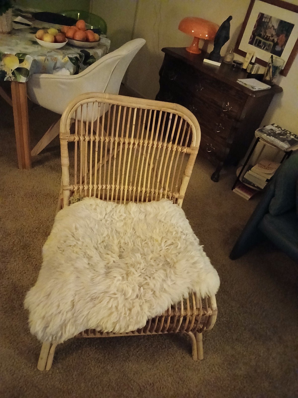 Rotan fauteuil met schapenvacht, Huis en Inrichting, Ophalen, 75 tot 100 cm, 50 tot 75 cm, Gebruikt