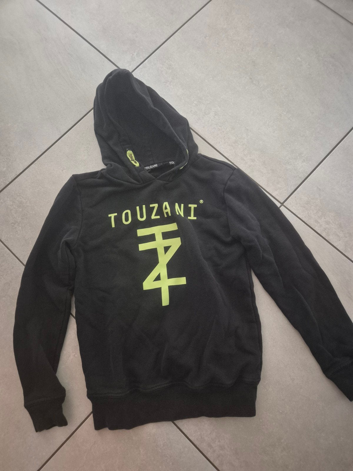 Touzani Hoodie Zwart met Groene Opdruk - Maat 152, Ophalen of Verzenden, Gebruikt, Touzani, Jongen of Meisje