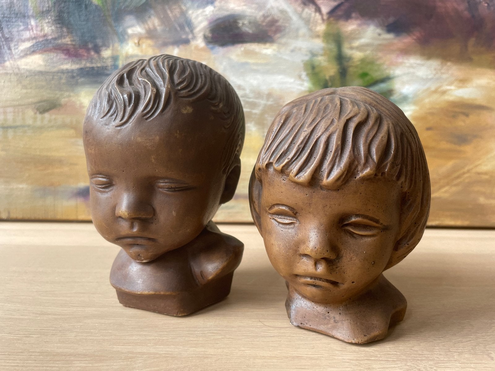 Twee kinder portret beeldjes, gemerkt A.P. 240 en A., Groep mensen, Minder dan 20 cm, Verzenden, Gemerkt