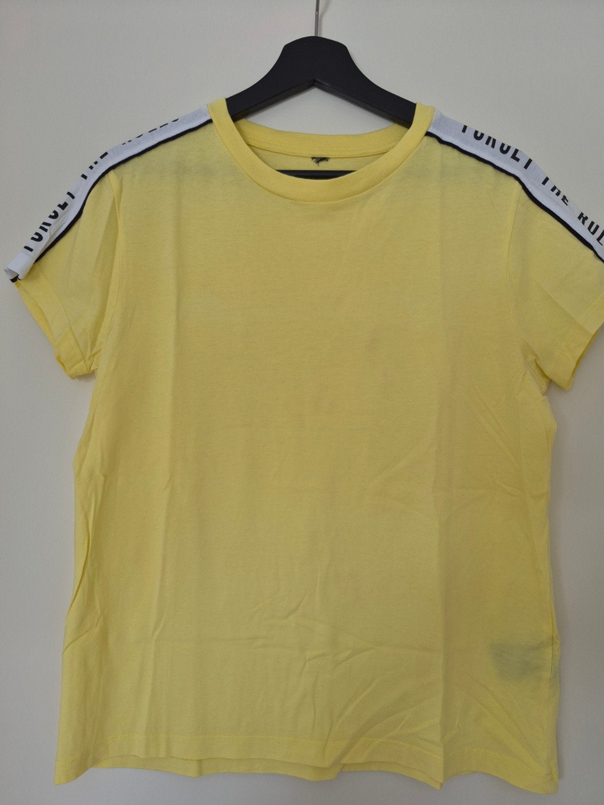 Geel / butter yellow t-shirt met print op de mouwen. Maat M., Maat 38/40 (M), The Sting, Geel, Nieuw