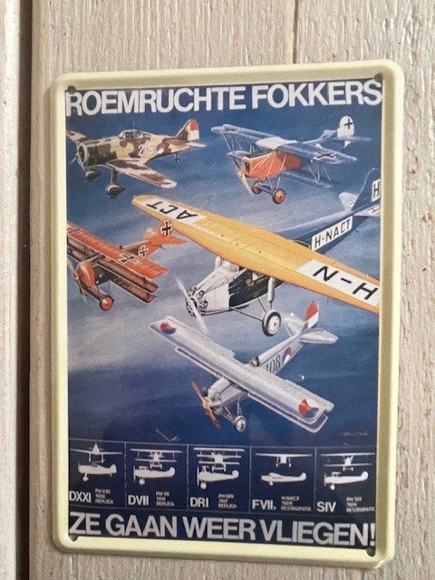 Klein blikken nostalgisch reclamebord Roemruchte Fokkers., Verzamelen, Ophalen, Zo goed als nieuw, Schaalmodel