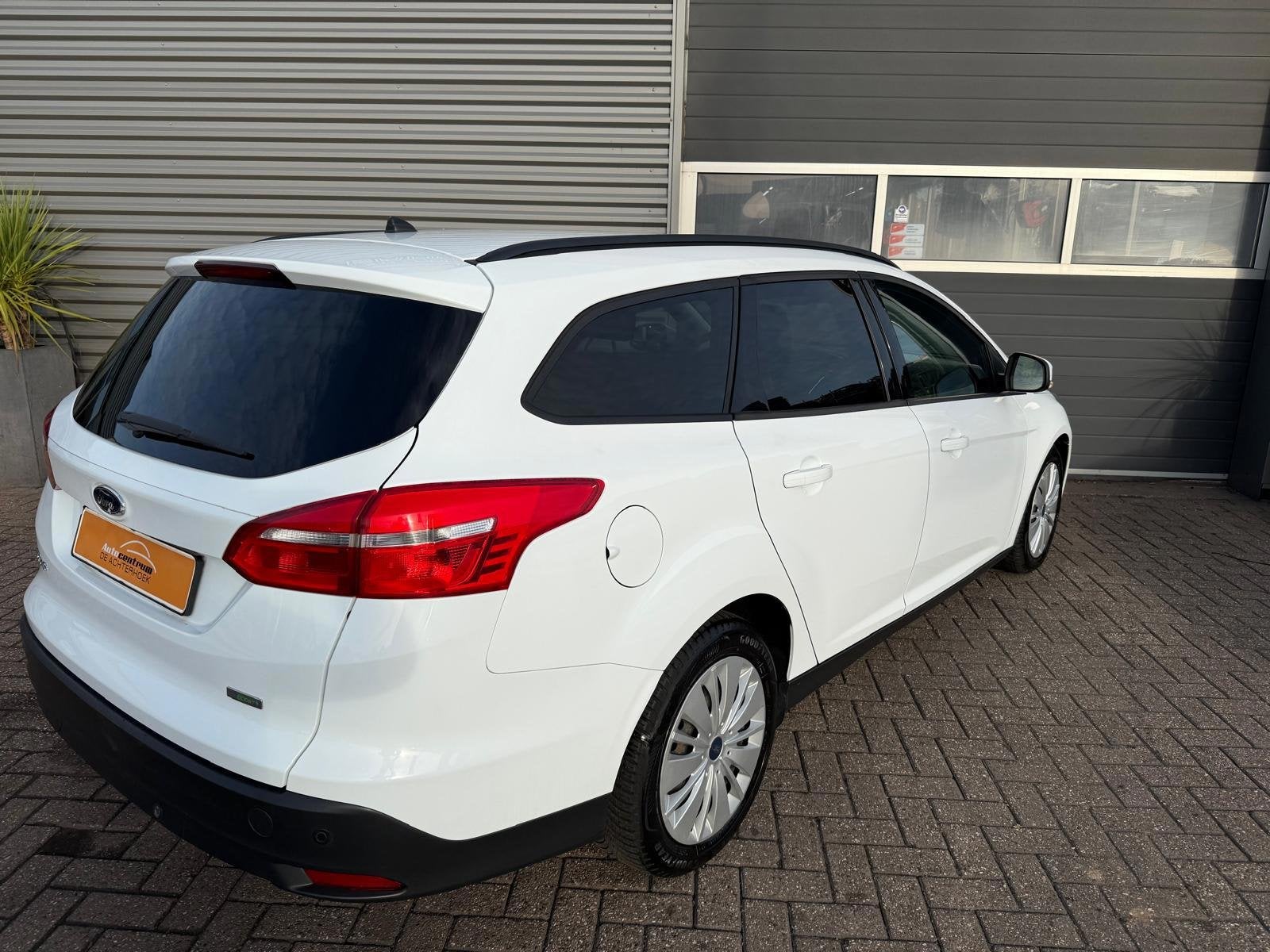 Ford Focus Wagon 1.0 125 Pk | Navi | PDC | Stoelverwarming!, Auto's, Gebruikt, Zwart, Wit, Handgeschakeld