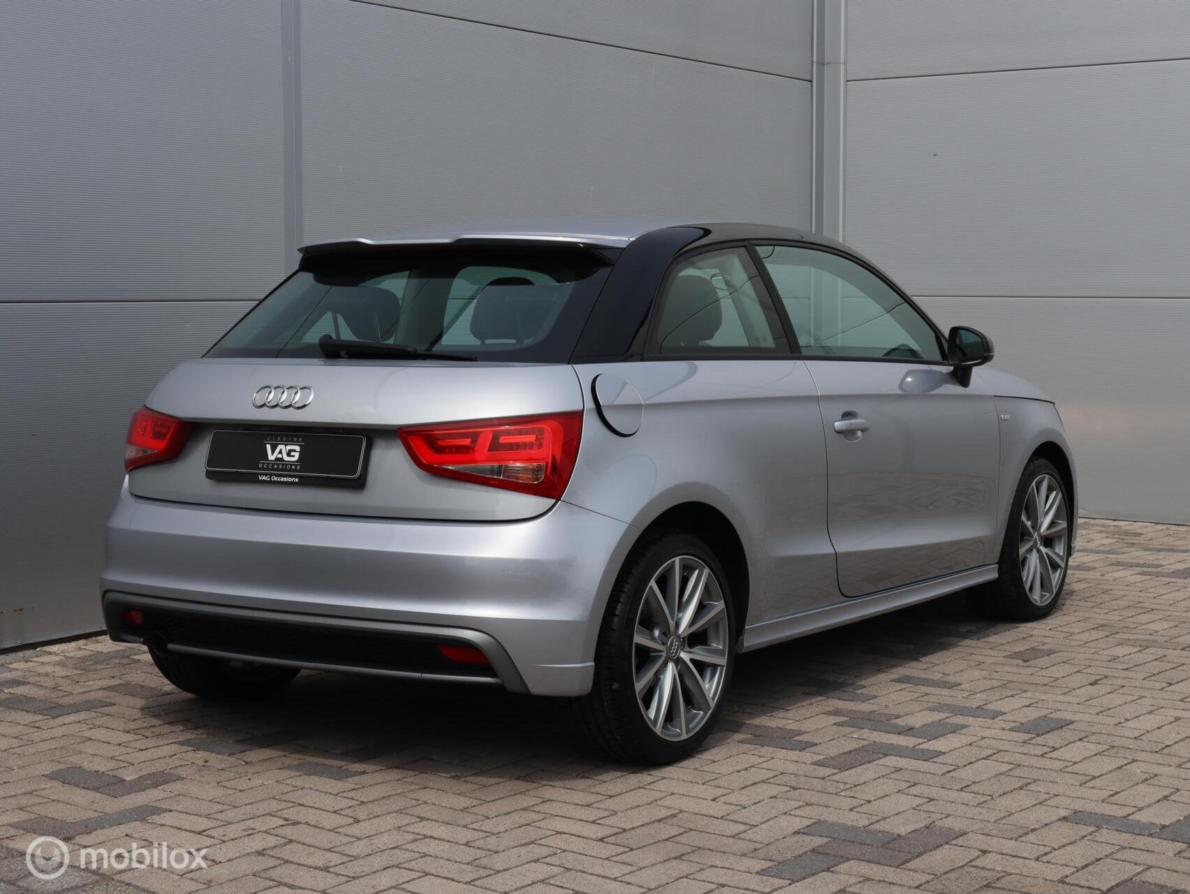 Audi A1 1.2 TFSI S line Leer Airco Cruise 17 inch two tone, Voorwielaandrijving, Euro 5, 86 pk, Zwart