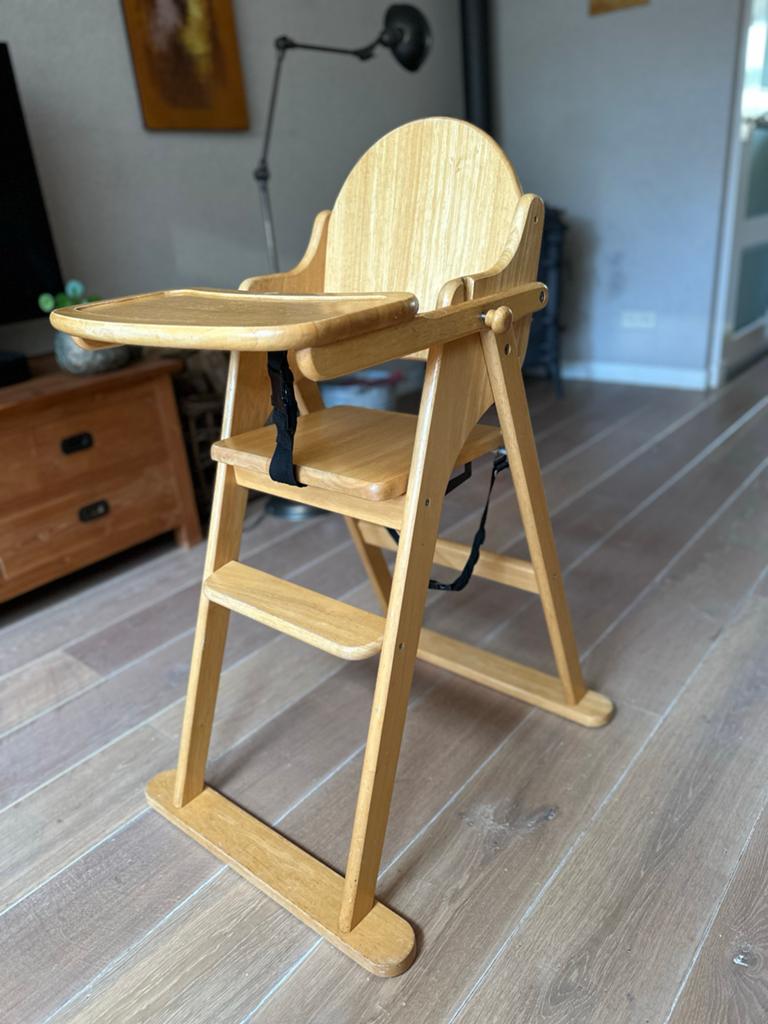 Houten inklapbare kinderstoel met eetblad, Kinderen en Baby's, Kinderstoelen, Gebruikt, Inklapstoel, Afneembaar eetblad, Ophalen
