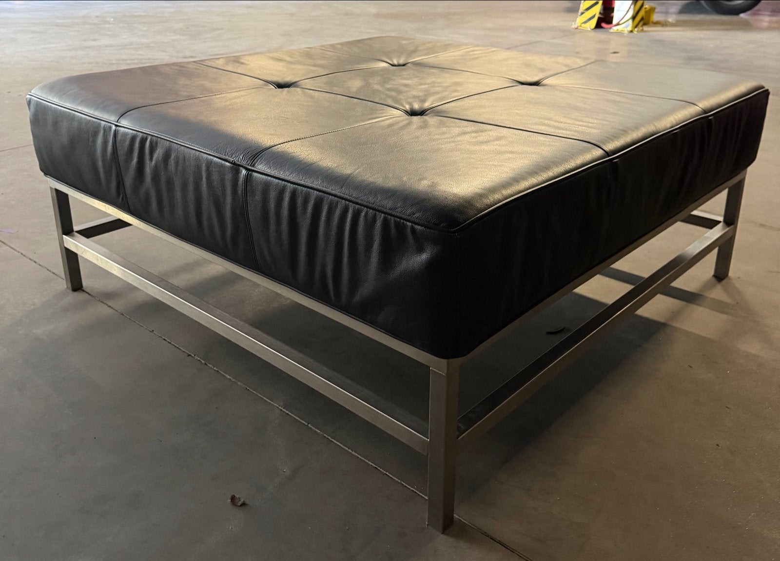 Lederlook bank / poef met RVS poten - 125x125x50 cm, Gebruikt, Vierkant, Ophalen of Verzenden, Leer