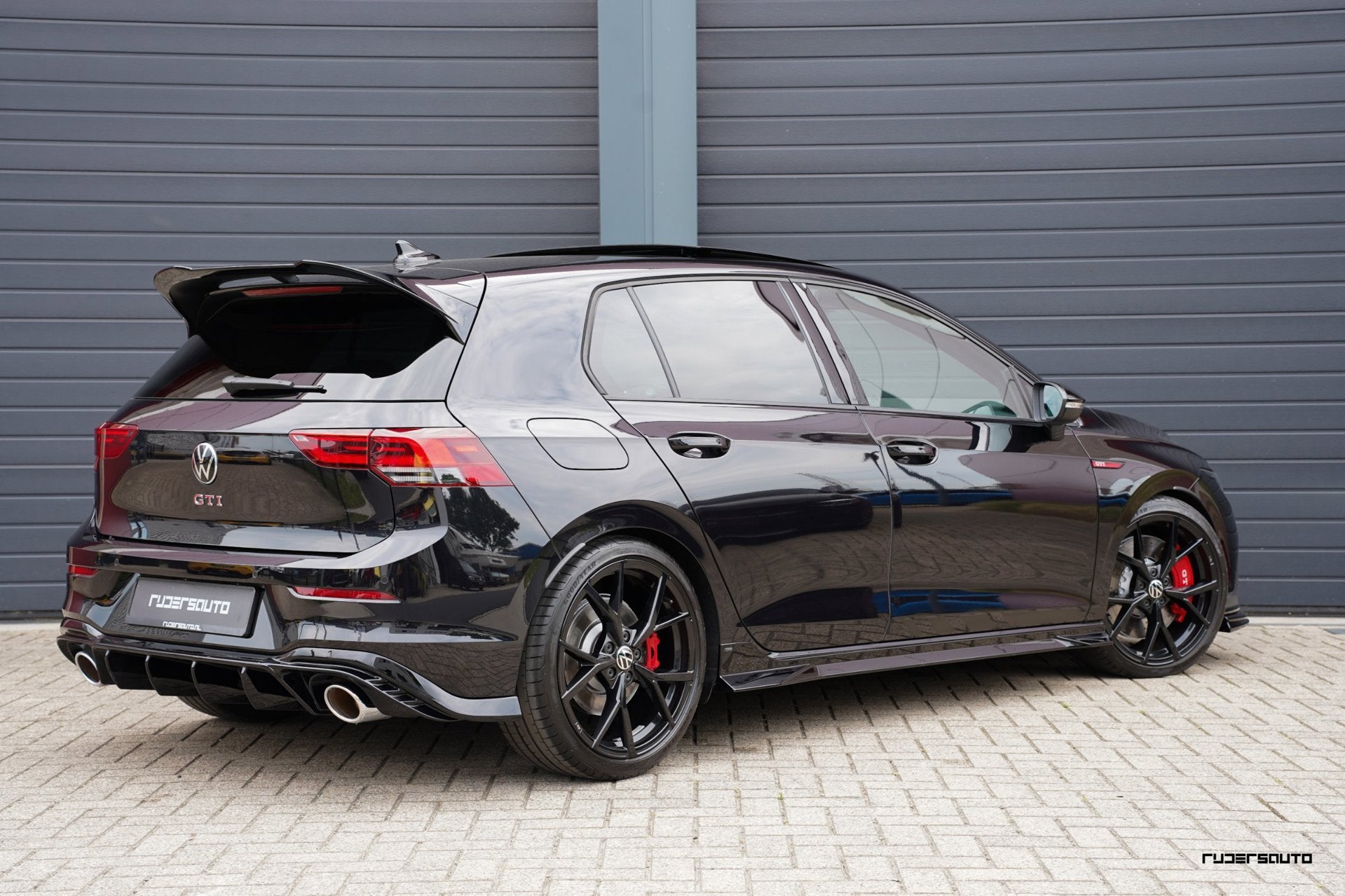 Volkswagen Golf 8 GTI Clubsport | Pano | Camera | Alcantara, Dealer onderhouden, Gebruikt, Zwart, 4 cilinders