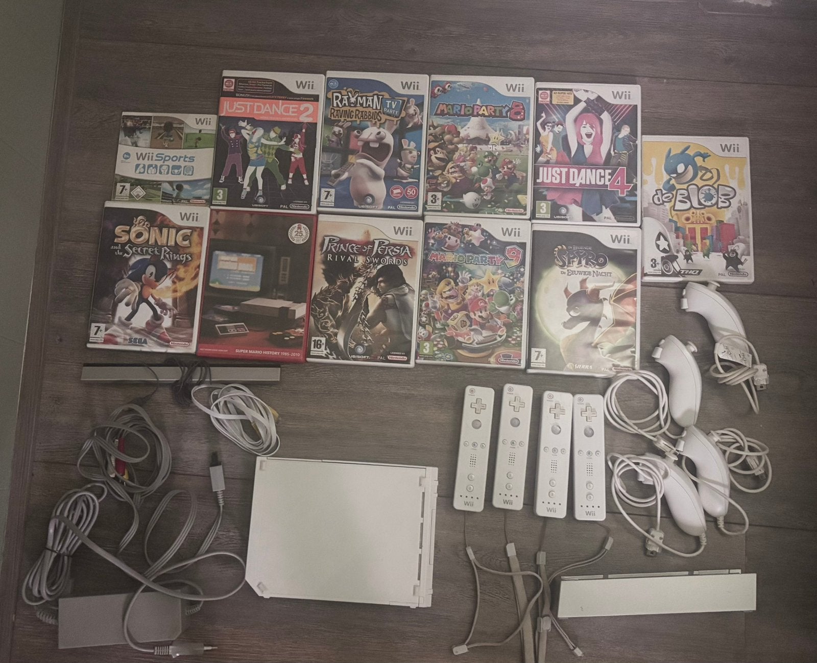 Nintendo Wii + 4 controllers & 4 nunchuks + 11 spellen, Spelcomputers en Games, 3 spelers of meer, Ophalen of Verzenden, Zo goed als nieuw