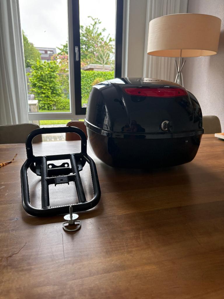 Zwarte Vespa Topkoffer. Zgan incl. Bevestiging & Sleutel, Fietsen en Brommers, Brommeronderdelen | Scooters, Ophalen of Verzenden