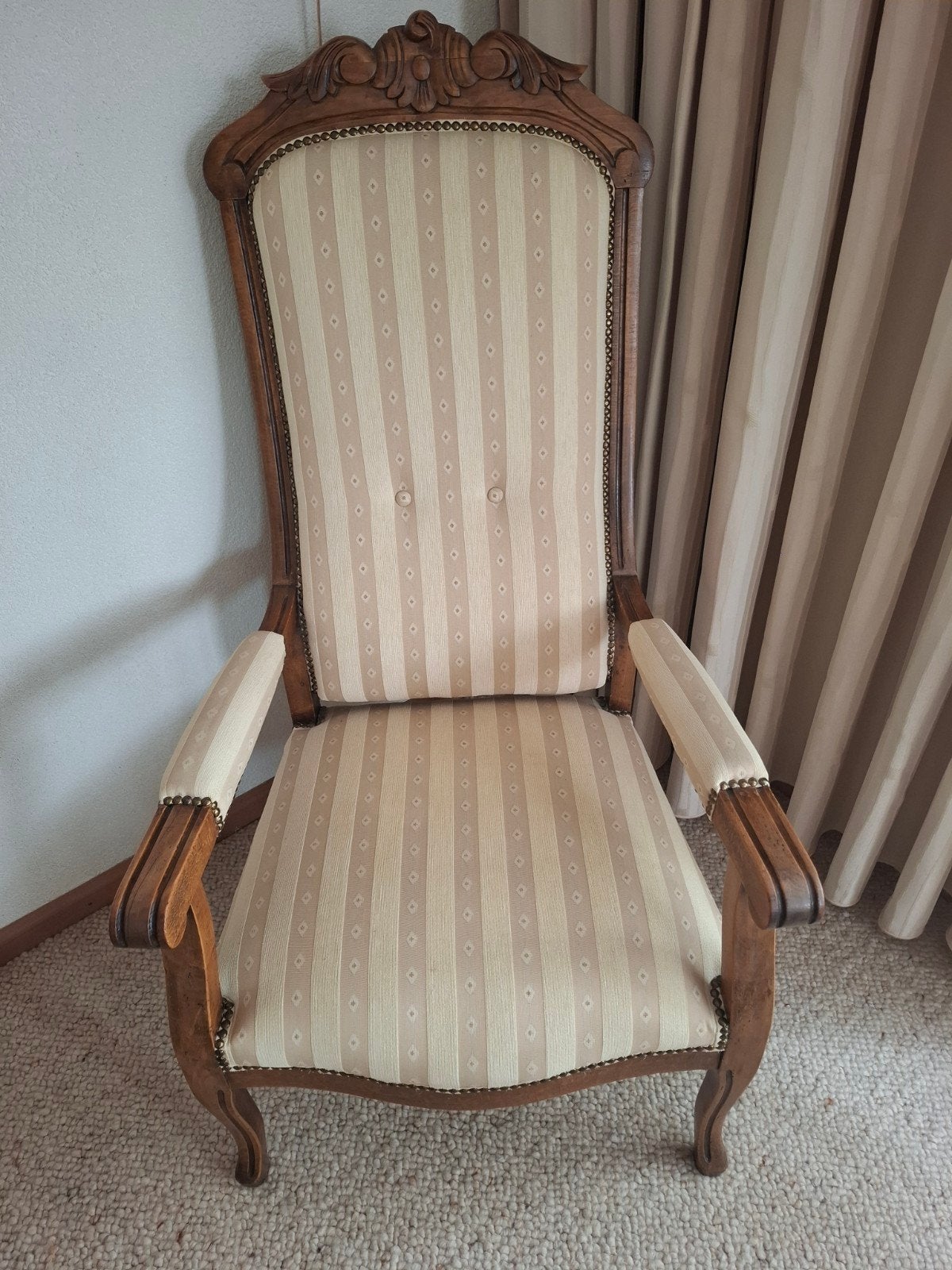 Antieke fauteuil met lichte gestreepte bekleding, Ophalen