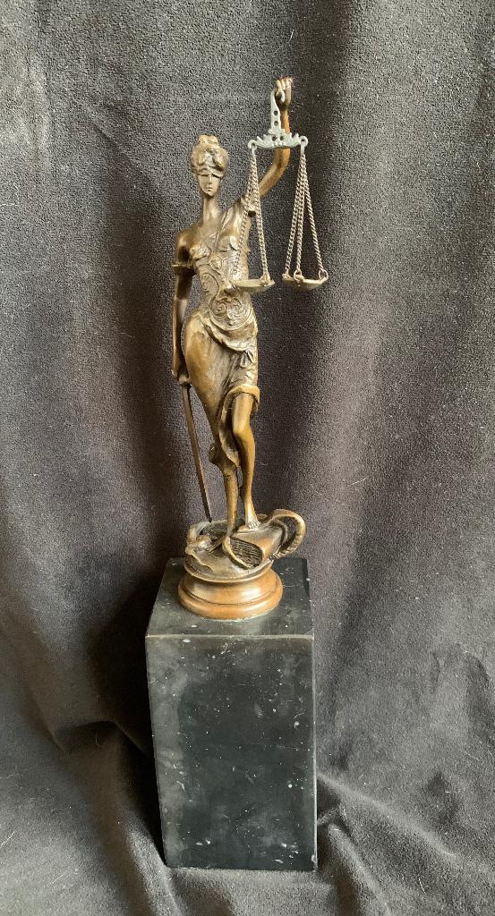 Vrouwe Justitia, hoge sokkel, brons, Antiek en Kunst, Ophalen of Verzenden, Gemerkt, Brons, Beeld