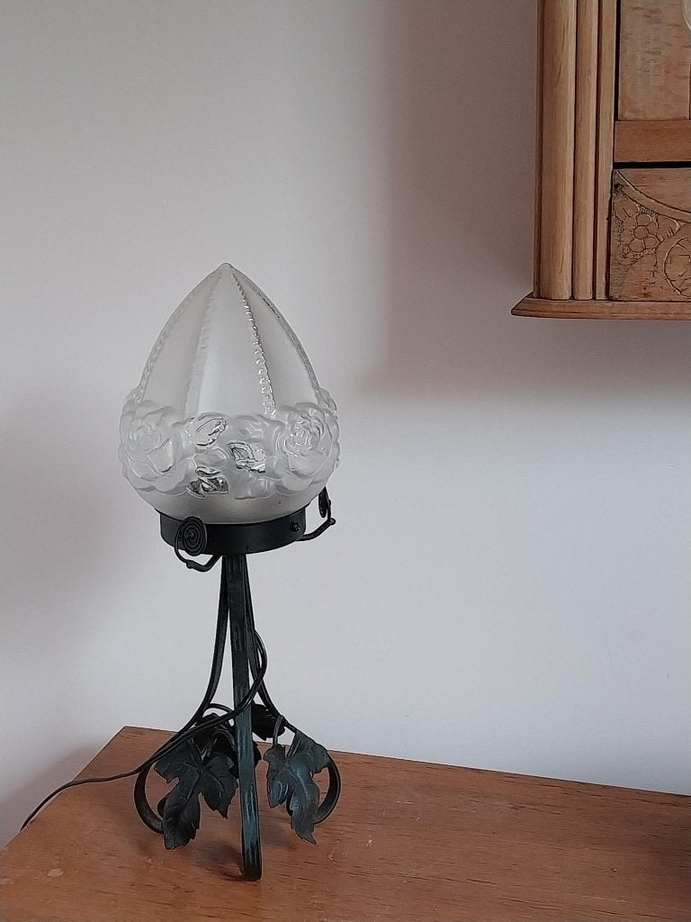 Art Deco tafellamp smeedijzeren voet met persglazen rozenkap, Antiek en Kunst, Ophalen of Verzenden