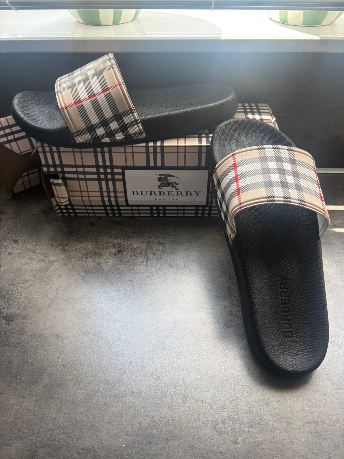 Burberry slippers MT 43, Ophalen of Verzenden, Overige maten, Zwart