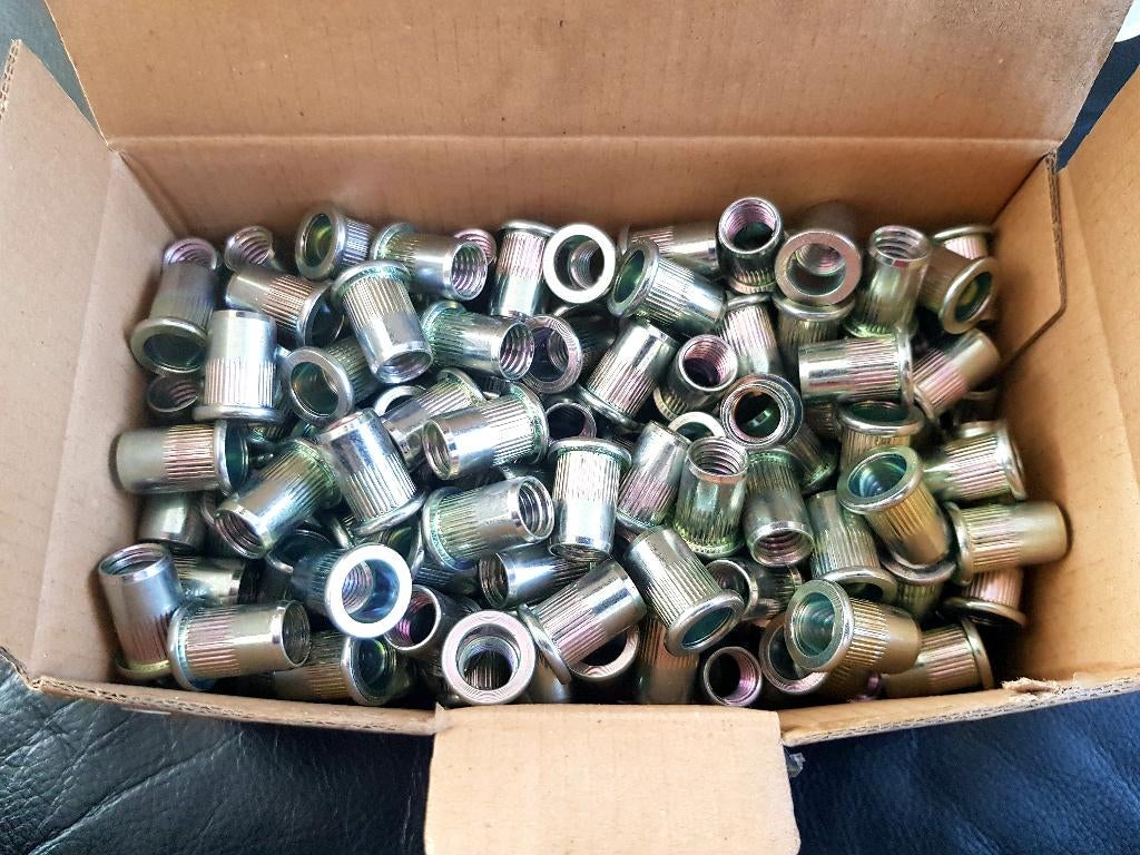 Verzinkte blindklinkmoeren (BKM) M10 250 st, Doe-het-zelf en Verbouw, Ophalen of Verzenden, Nieuw, 100 tot 250 mm, Bouten of Moeren