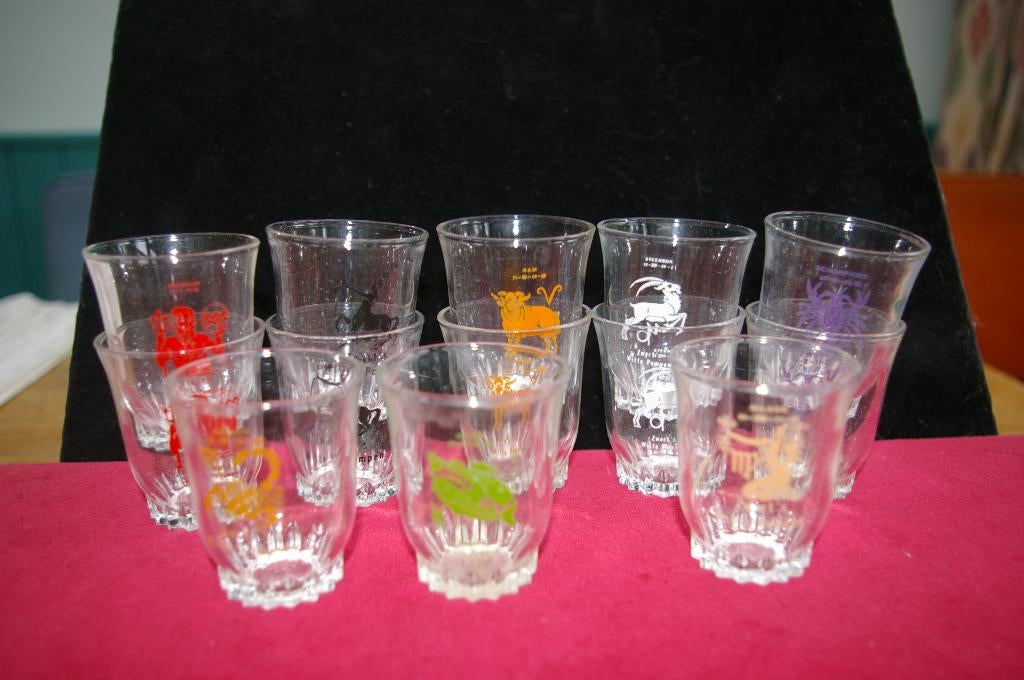 Borrelglaasjes sterrenbeelden Witte pompen, Verzamelen, Glas en Borrelglaasjes, Zo goed als nieuw, Borrel- of Shotglas, Ophalen of Verzenden