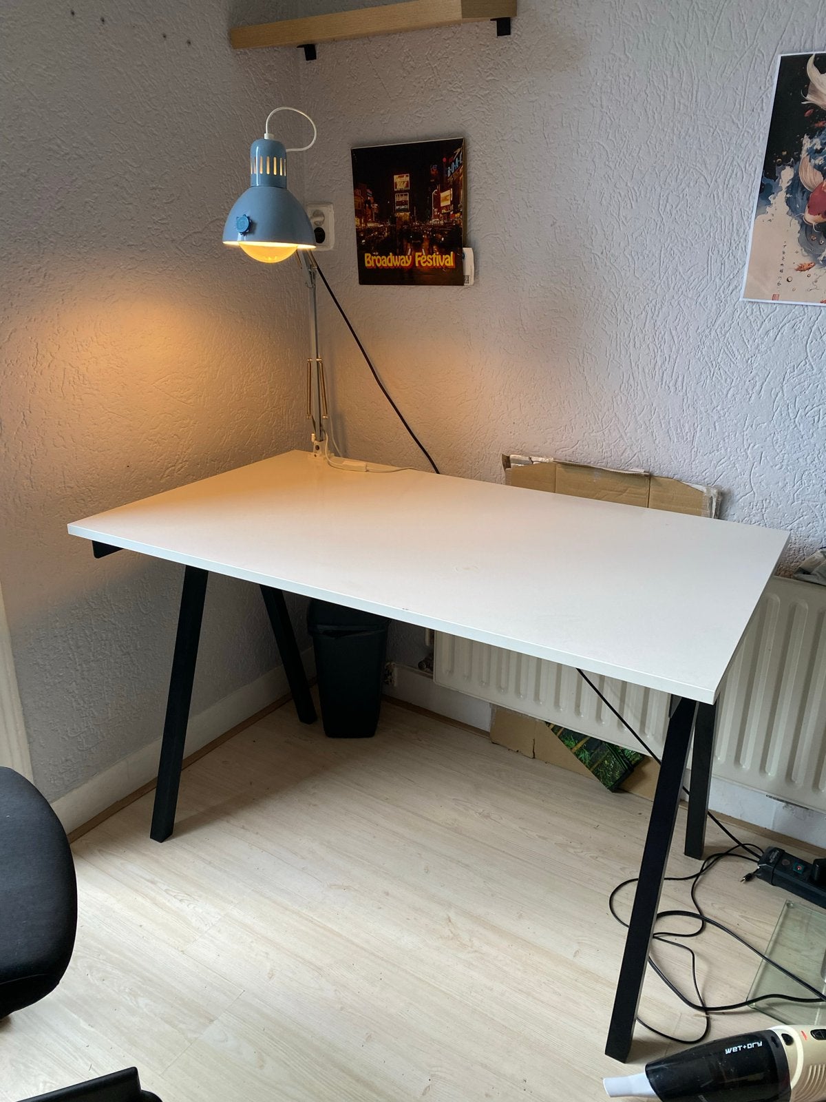 IKEA TROTTEN bureau met lamp, Huis en Inrichting, Ophalen, Gebruikt, Spaanplaat of MDF, IKEA
