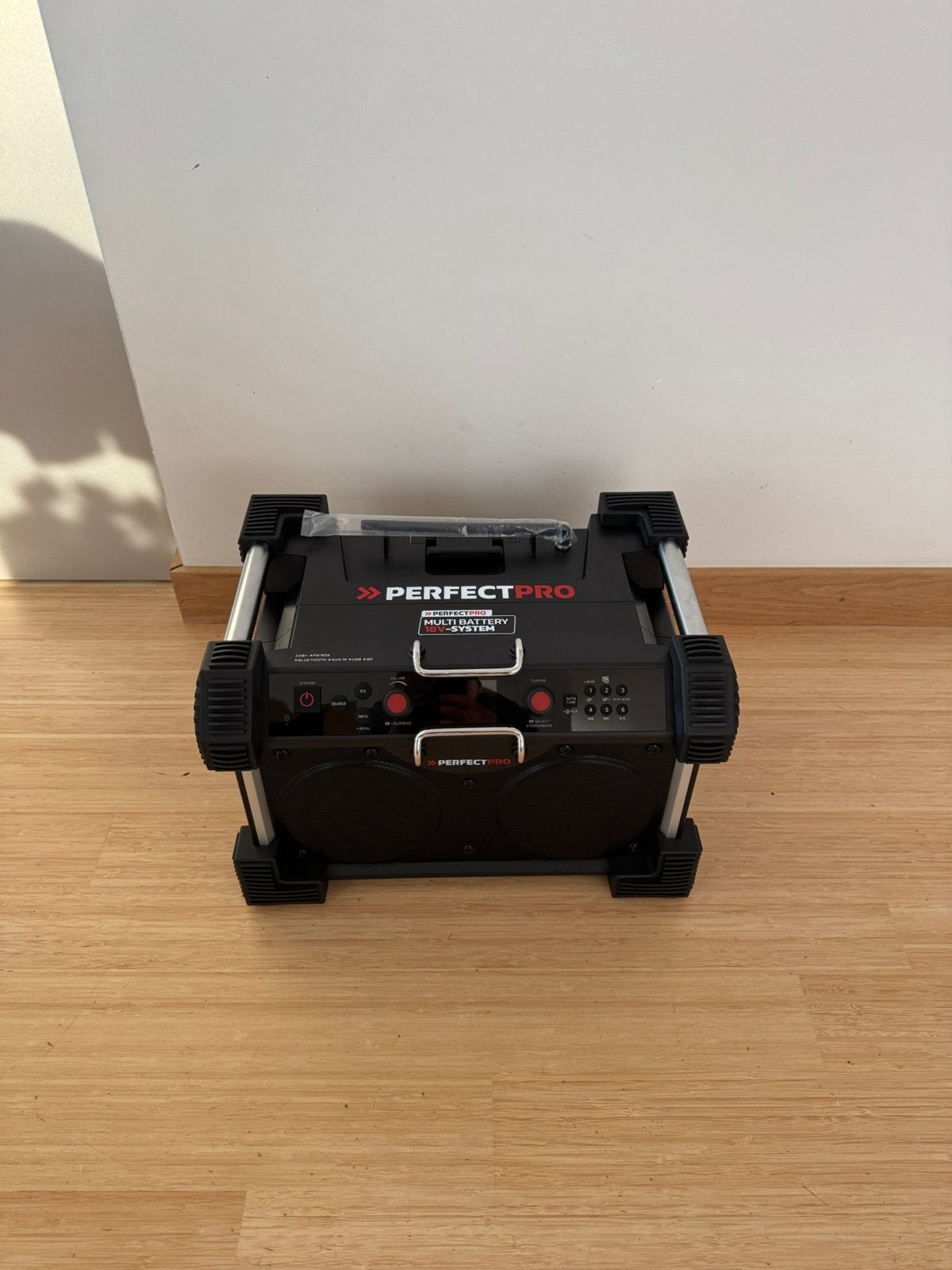 Perfectpro rockhard bouwradio met makita adapter, Ophalen of Verzenden, Zo goed als nieuw