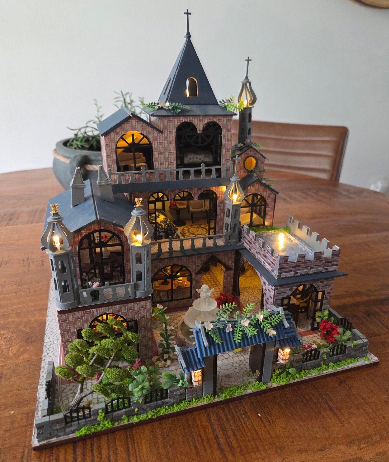 Prachtig handgemaakt miniatuur kasteel met verlichting, Hobby en Vrije tijd, Ophalen