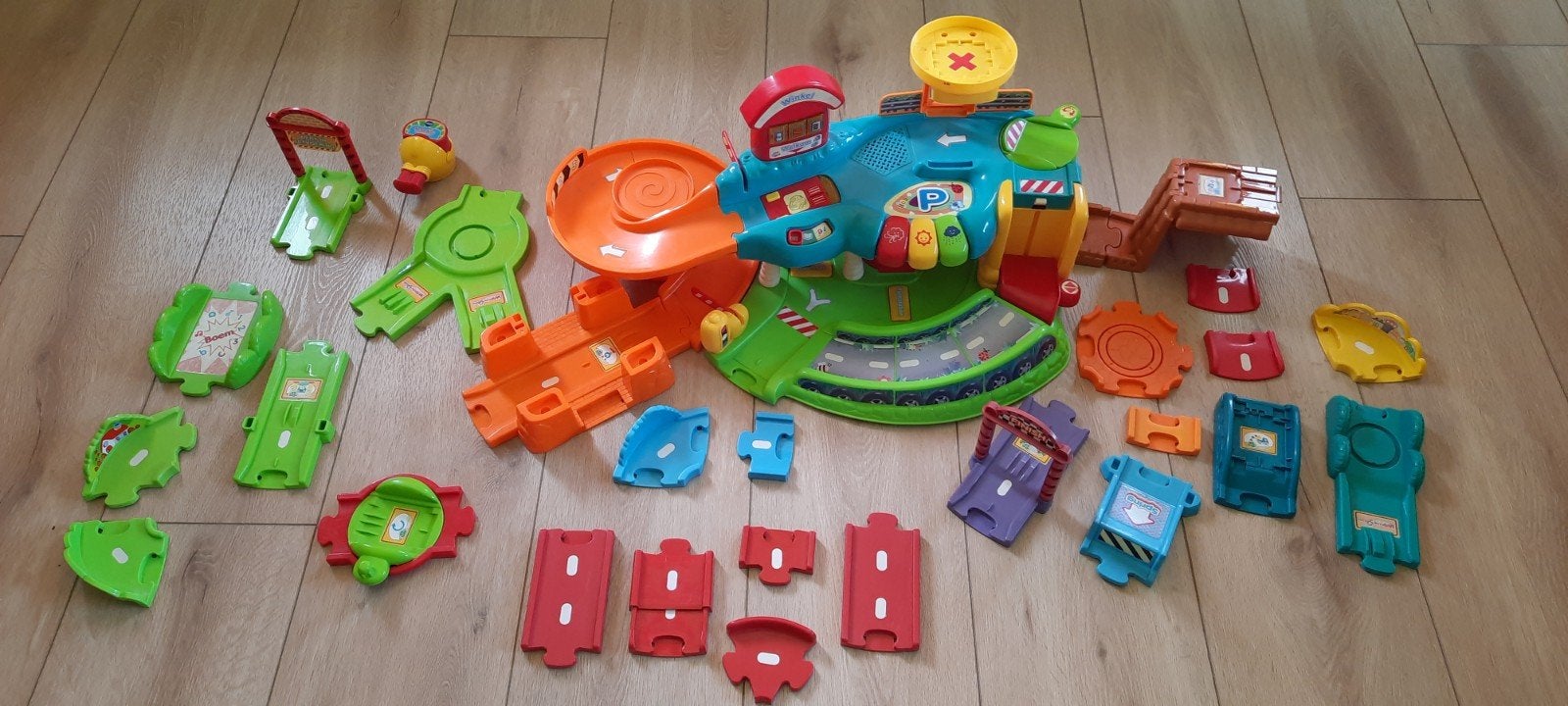 Toet toet auto V tech garage met stukken baan., Kinderen en Baby's, Speelgoed | Vtech, Ophalen, Gebruikt, 2 tot 4 jaar