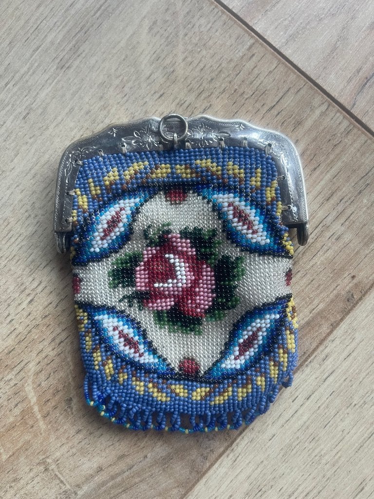 Antieke kralen beursje met roosmotief, Antiek en Kunst, Ophalen of Verzenden, Zilver
