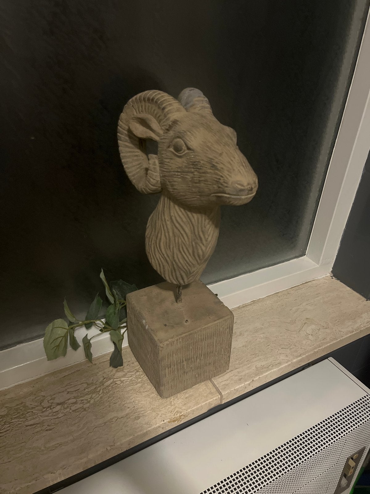 Decoratief beeld van een ram op sokkel, Ophalen, Gebruikt, Landelijk, Bruin