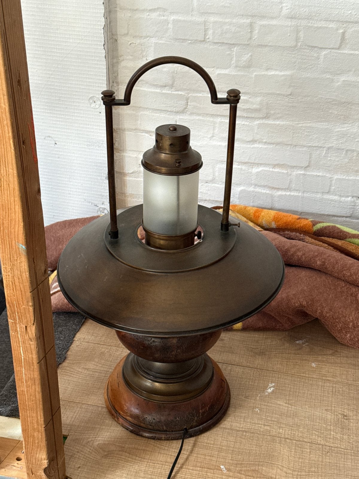 Antieke scheepslamp / tafellamp van messing en hout, Ophalen