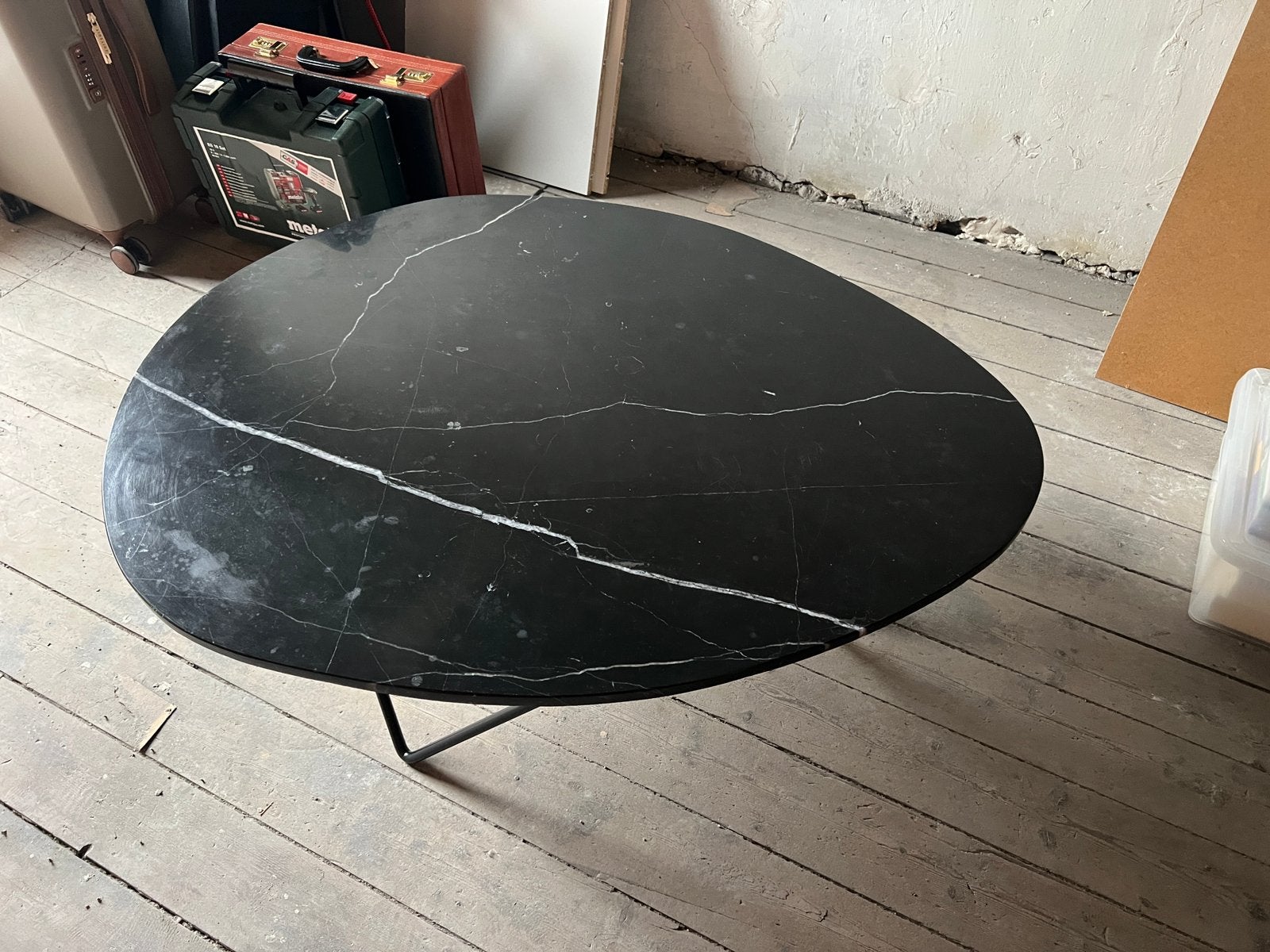 Zwarte marmeren salontafel met metalen onderstel, Ophalen, Overige materialen, 100 tot 150 cm, 50 tot 100 cm