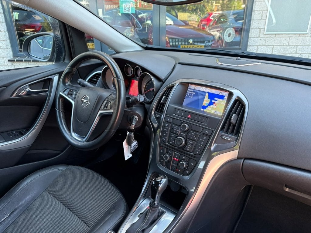 Opel Astra 1.4 Turbo Trekhaak Navi Camera Automaat, Auto's, Automaat, Euro 5, 15 km/l, Gebruikt